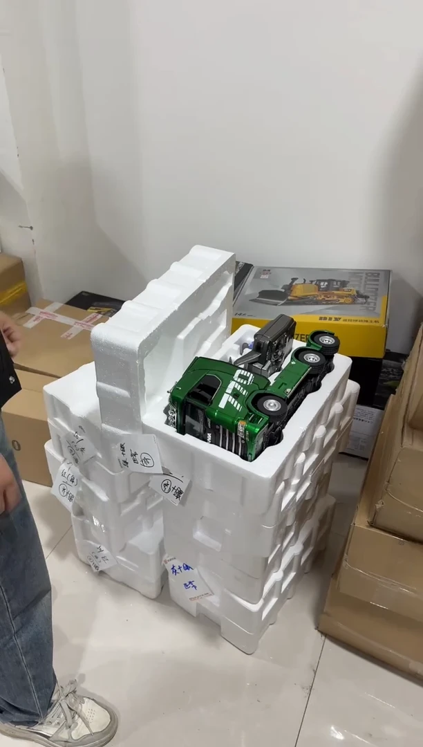 福利有瑕汇纳770斯堪尼亚车头绿色+恶魔之眼包装破损