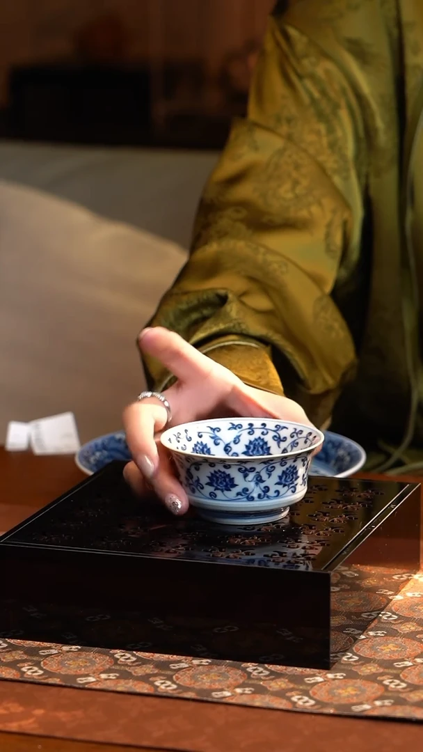 【闪购商品】L元煦窑青花缠枝莲内外画主人杯