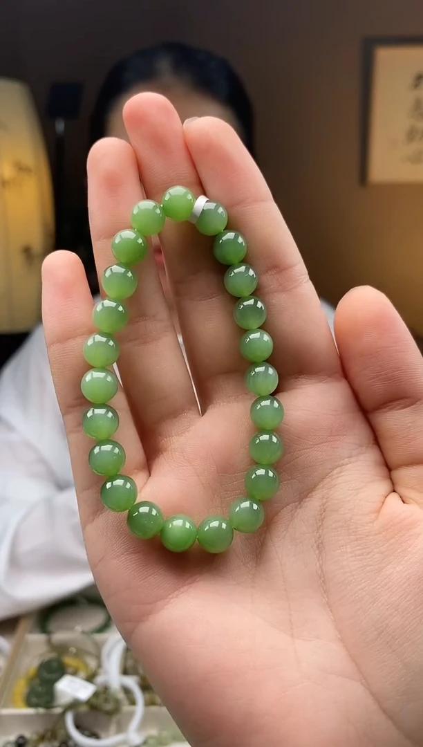 未镶嵌手链和田玉卡7.8-8左右粉绿色碧玉手串