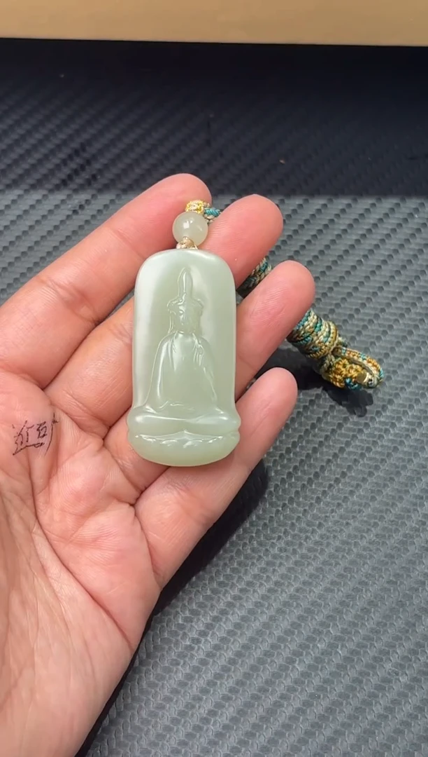 吊坠(赠链)未镶嵌和田玉且末微色差迪克兰一细吊坠