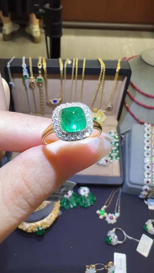 18K金镶嵌戒指祖母绿2.01ct