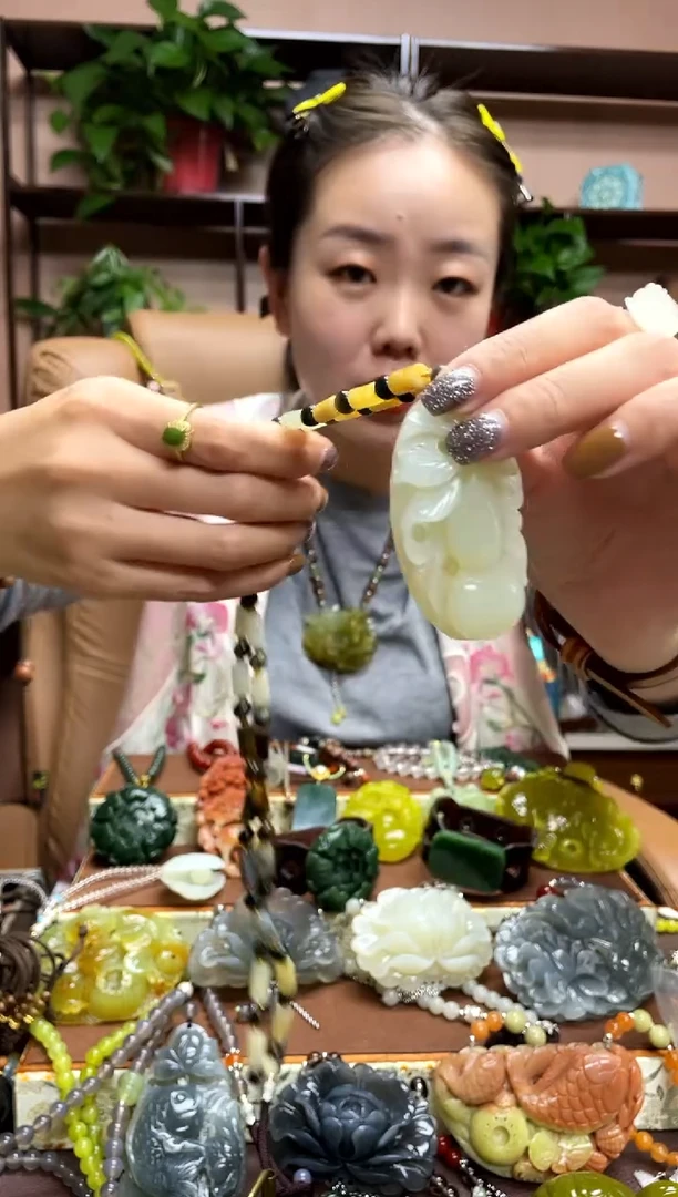 未镶嵌岫玉颈饰·