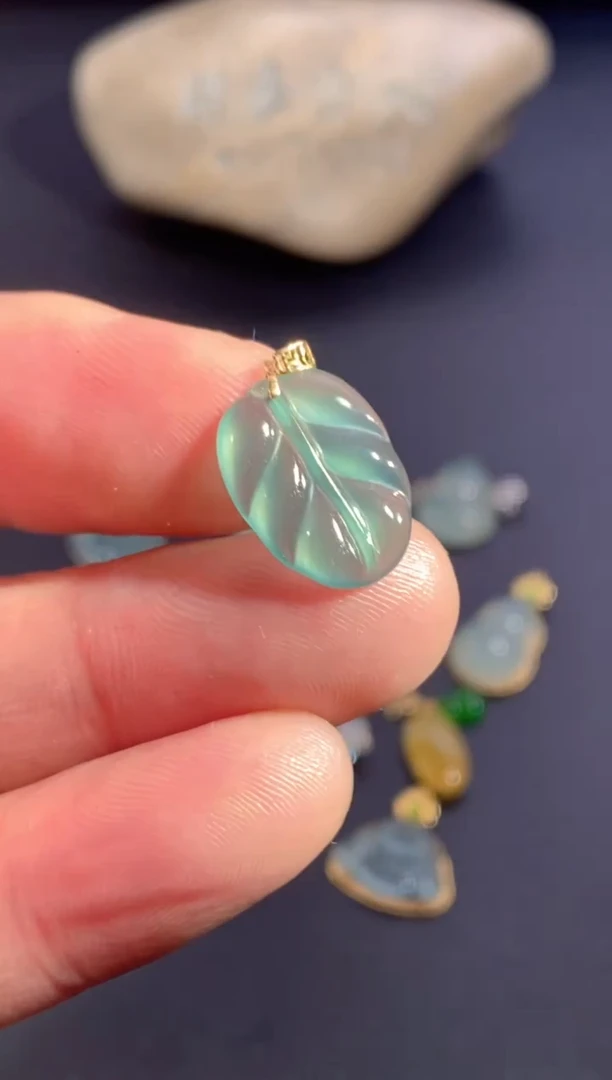 颈饰18K金镶嵌翡翠