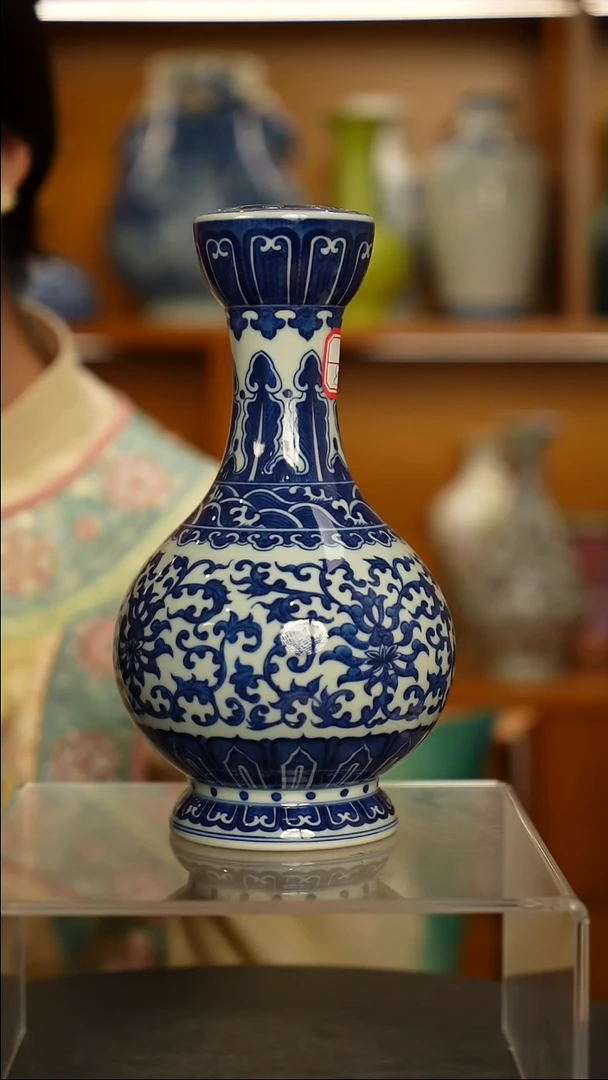 仿清瓷青花缠枝莲纹莲蓬头赏瓶一只