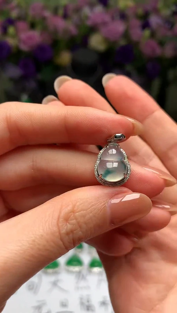 颈饰18K金镶嵌翡翠葫芦