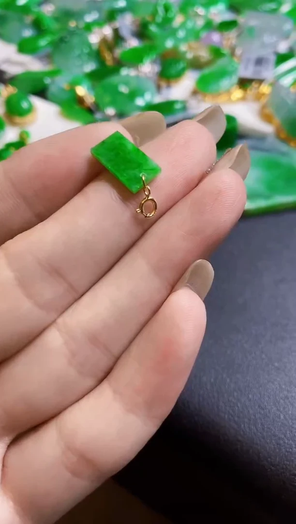 【闪购商品】翡翠颈饰18K金镶嵌吊坠