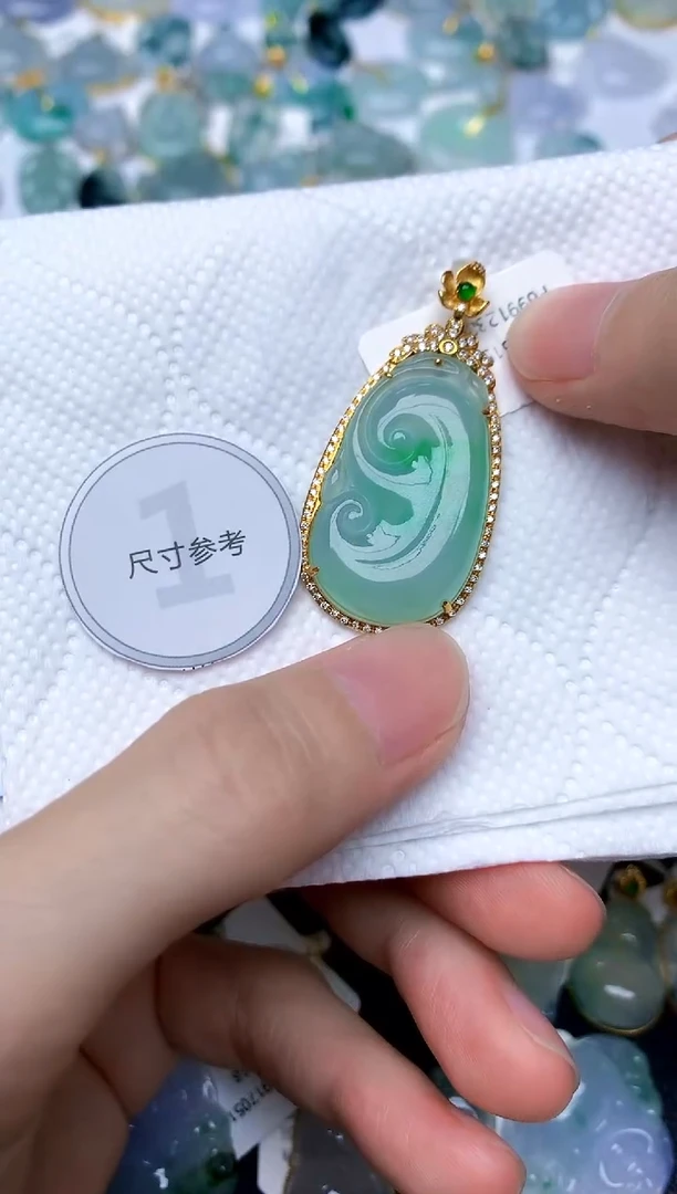 颈饰18K金镶嵌翡翠天然A货翡翠
