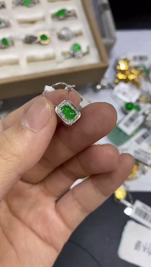 翡翠18K金镶嵌颈饰翡翠 18K金镶嵌 颈饰