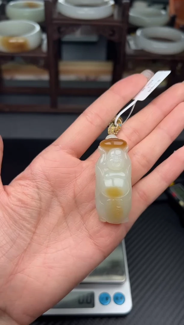 吊坠(赠链)未镶嵌和田玉且末金山微色差吊坠