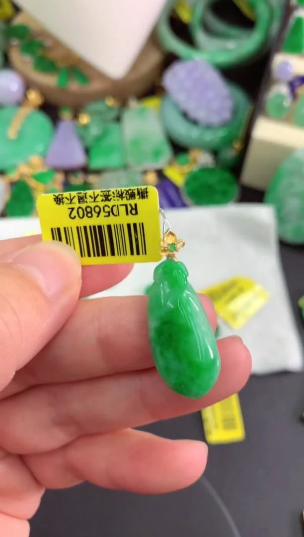 颈饰18K金镶嵌翡翠挂件