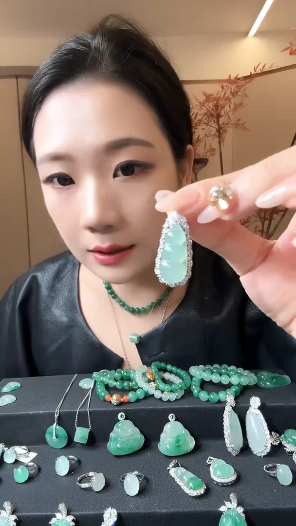 吊坠(不含链)未镶嵌石英质玉（非洲翠）非洲翠四季豆（拍一发其一）
