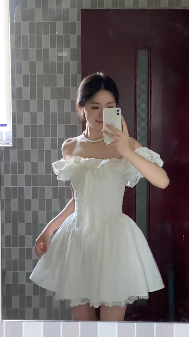 高级感连衣裙2025新款纯欲蕾丝一字领露肩荷叶边束腰法式显瘦短裙