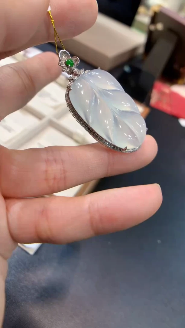 颈饰18K金镶嵌翡翠叶子