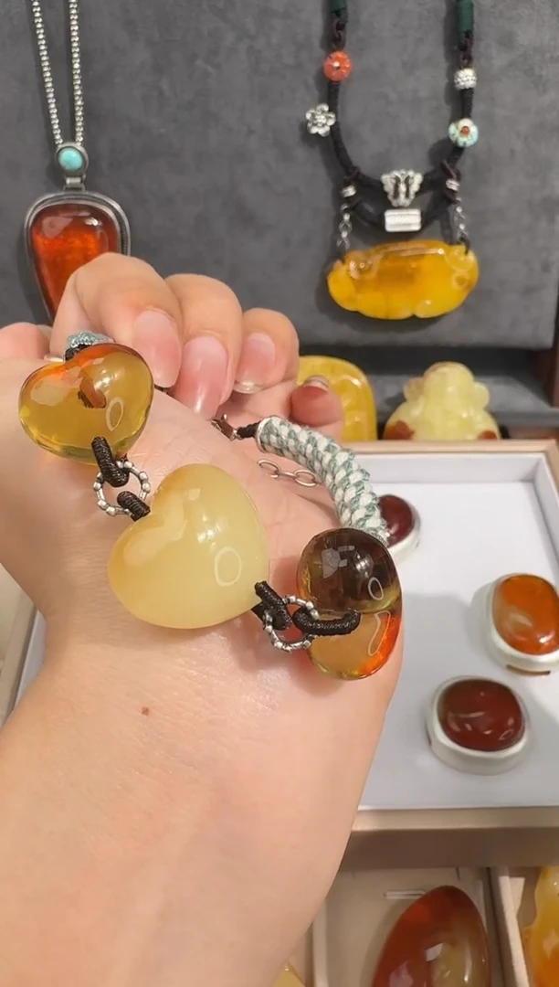 裸石琥珀未镶嵌达****?琥珀