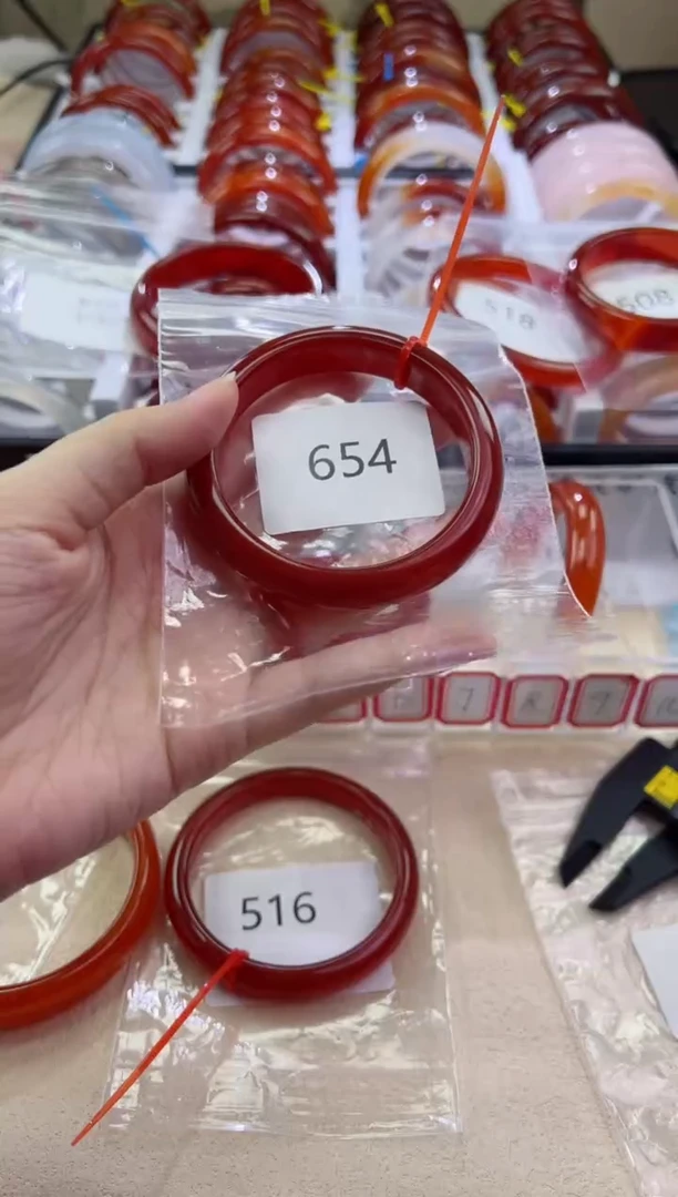 玛瑙/玉髓手镯未镶嵌53圈口*654