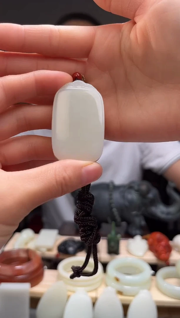 颈饰未镶嵌和田玉吊坠瑕疵