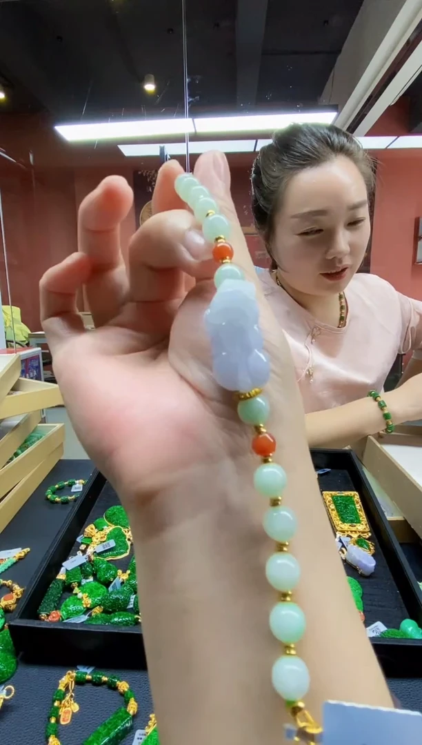 颈饰未镶嵌翡翠手串