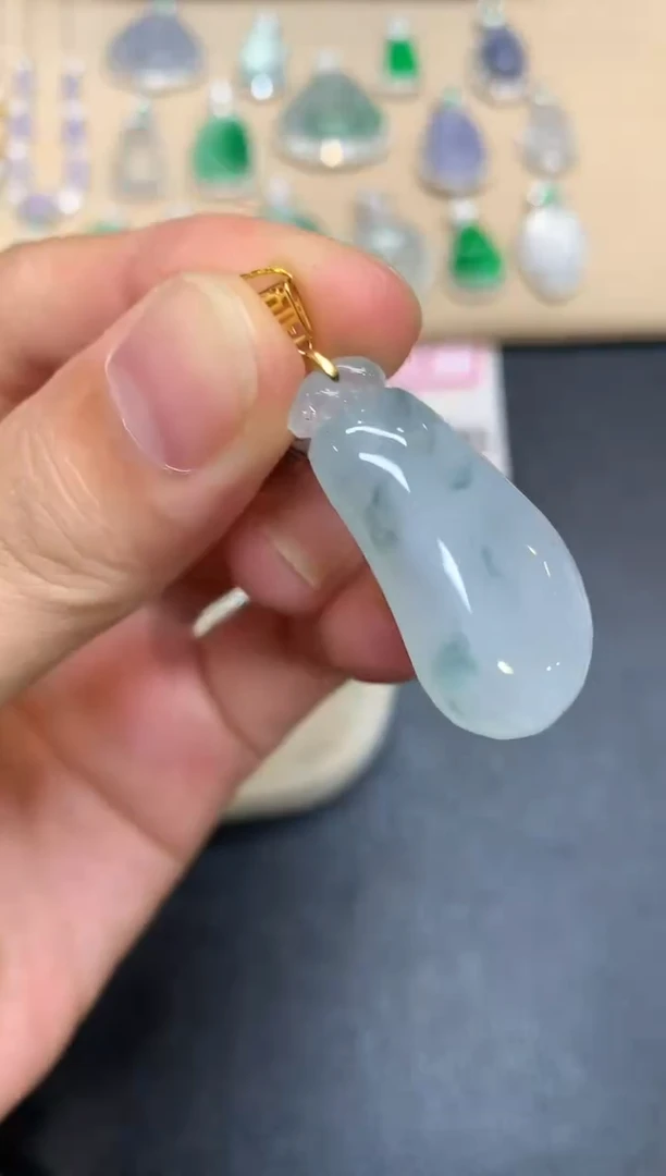 颈饰18K金镶嵌翡翠福瓜【无服务费【48小时鉴赏期】