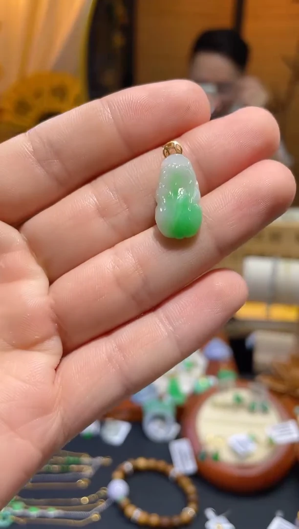 翡翠18K金镶嵌颈饰貔貅