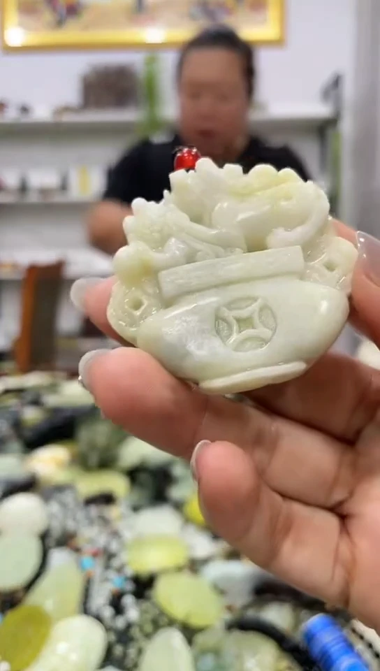 岫玉未镶嵌吊坠