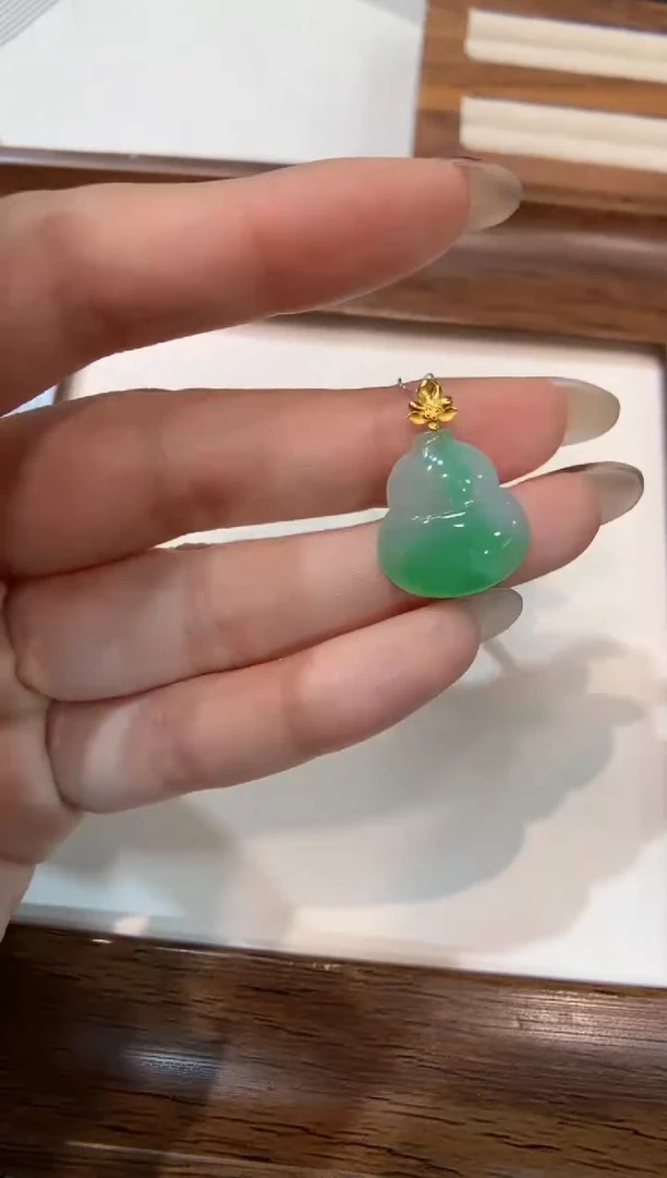 颈饰18K金镶嵌翡翠葫芦