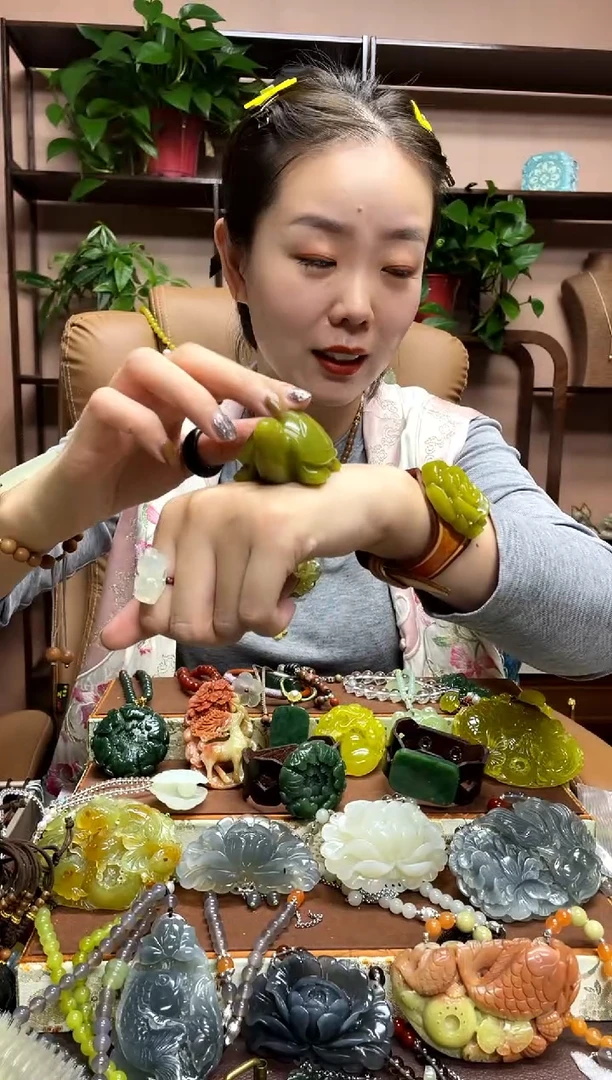未镶嵌岫玉颈饰多样性发货发其中之一