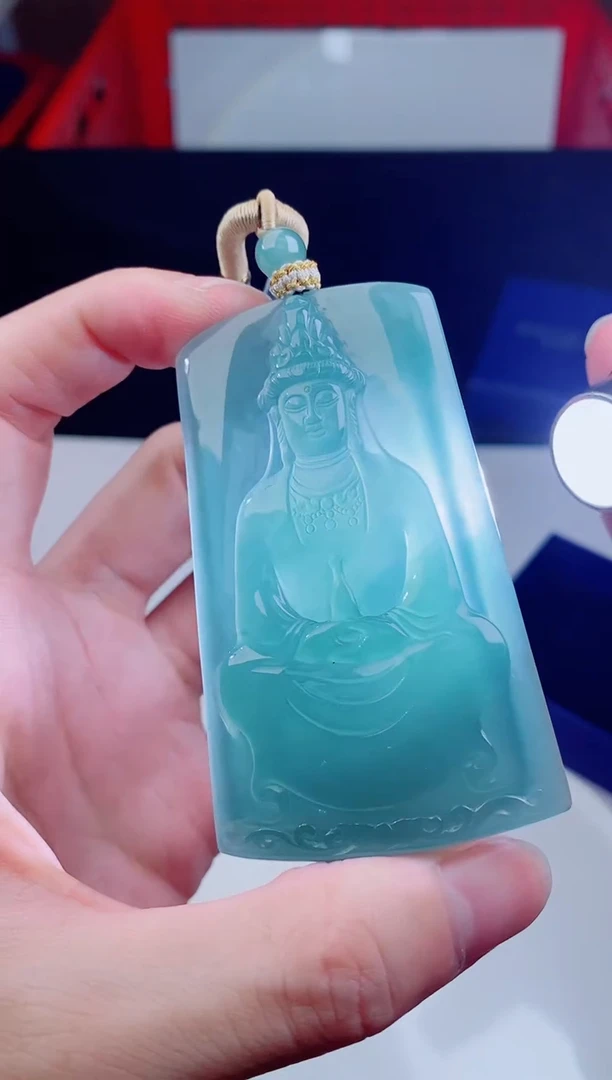 颈饰未镶嵌翡翠   `
