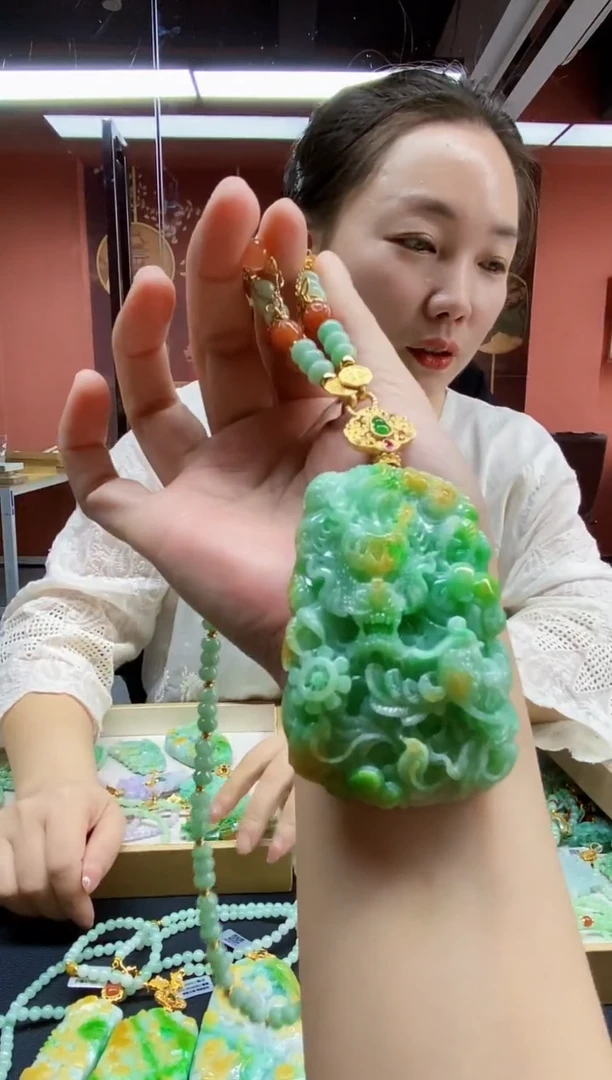 颈饰未镶嵌翡翠吊坠