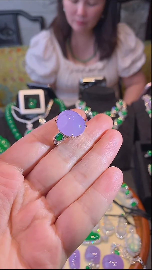 18K金镶嵌戒指翡翠戒指