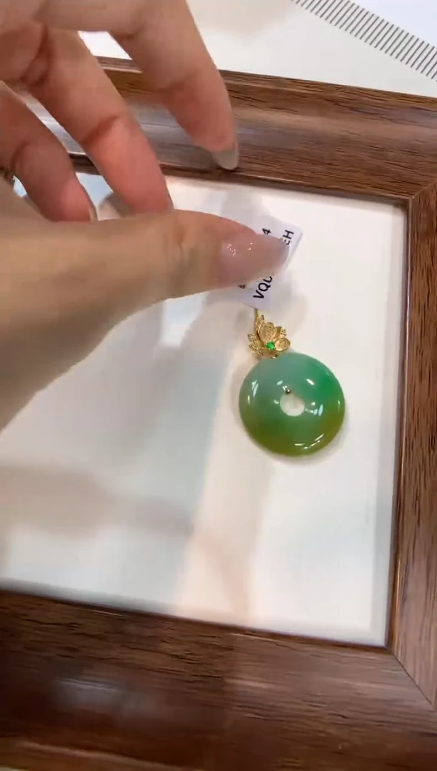 颈饰18K金镶嵌翡翠甜甜圈
