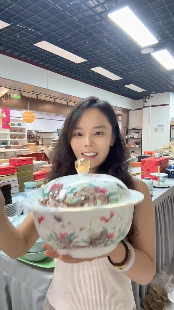 瓷片一个大号的汤煲