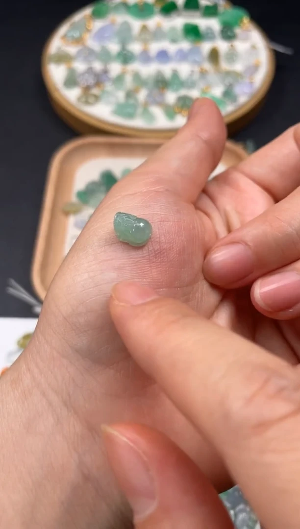 吊坠(不含链)18K金镶嵌翡翠一个JK235