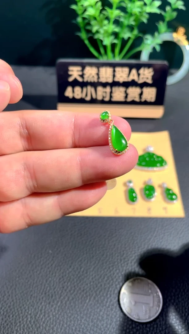 颈饰18K金镶嵌翡翠翡翠