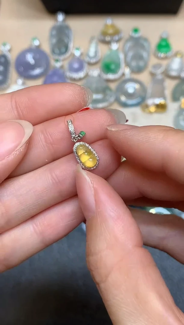 颈饰18K金镶嵌翡翠福豆【无服务费