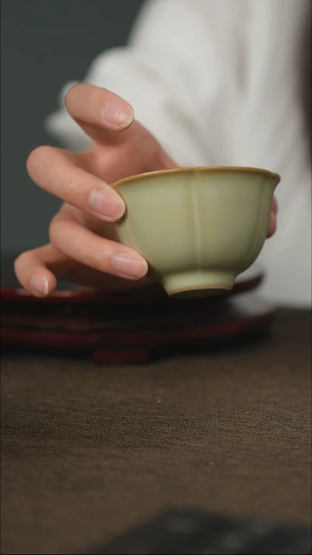粉青 花口杯 带底款