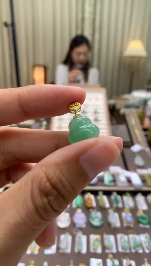 翡翠18K金镶嵌颈饰葫芦