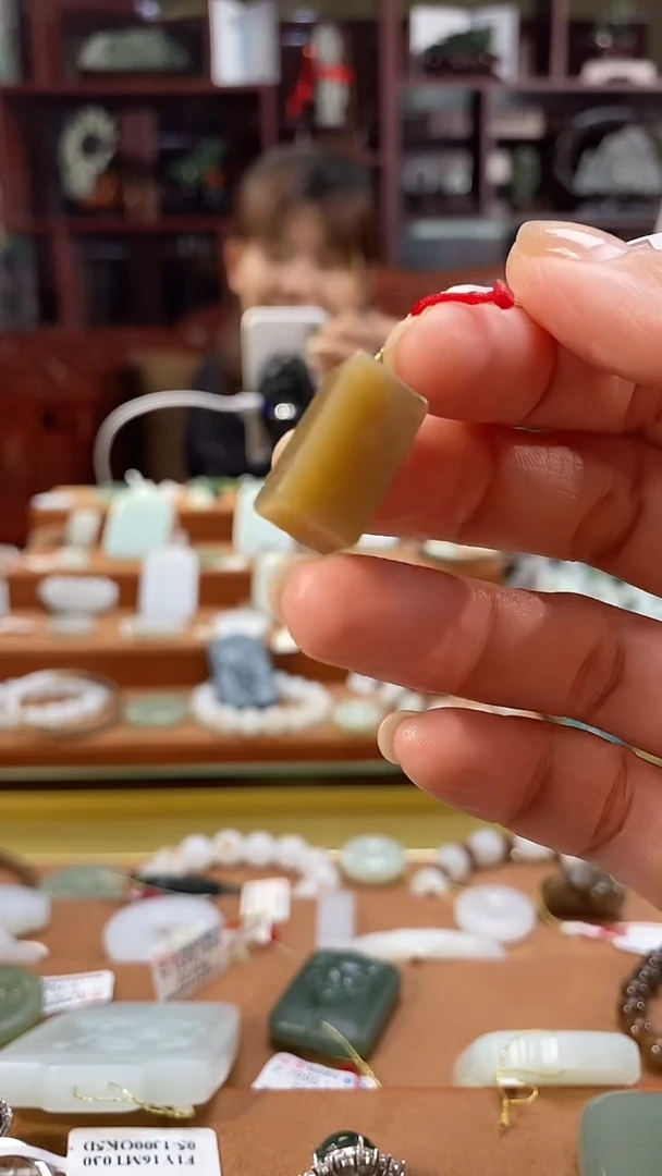 颈饰未镶嵌和田玉（糖玉）和田玉汤料印章吊坠