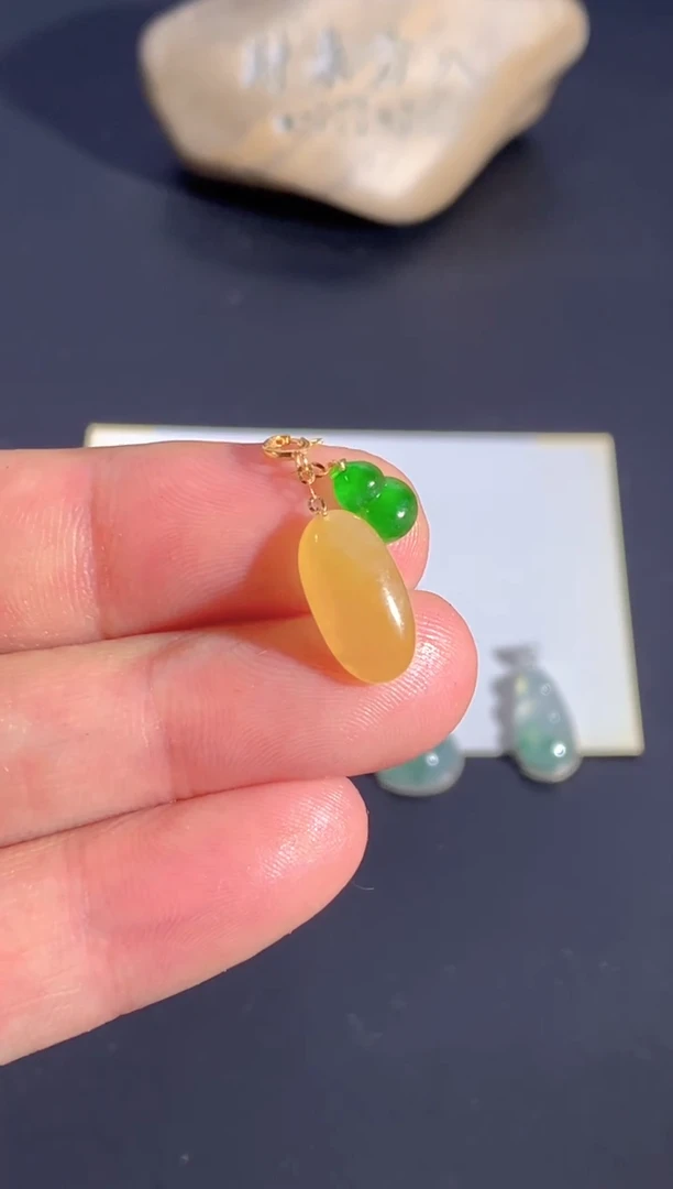 颈饰18K金镶嵌翡翠