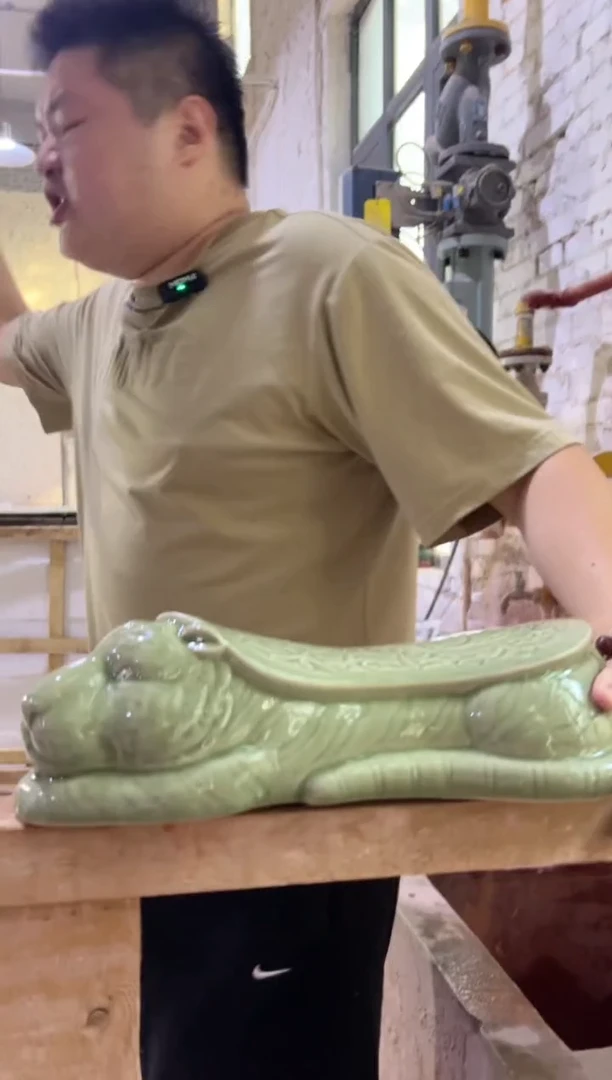 耀州窑青瓷虎虎生威枕头