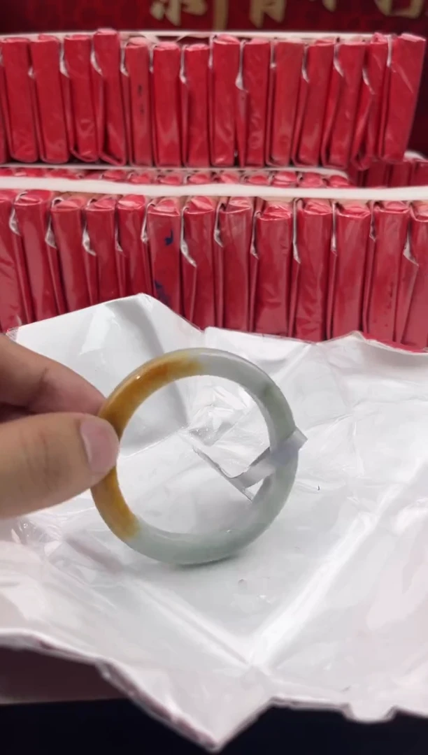 【闪购商品】翡翠手镯未镶嵌19翡翠手镯（微瑕）