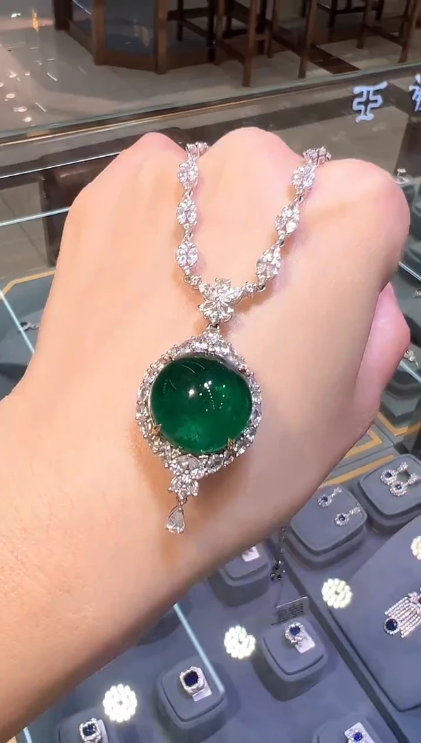 18K金镶嵌吊坠祖母绿