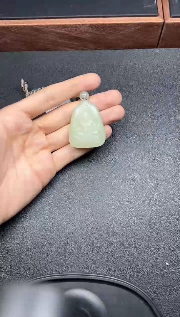 吊坠(赠链)未镶嵌和田玉且末微色差迪克兰一细吊坠
