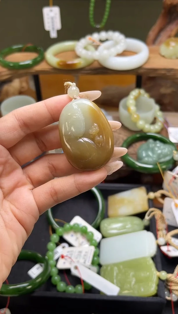 吊坠(不含链)未镶嵌和田玉若羌糖黄 观音 9010641