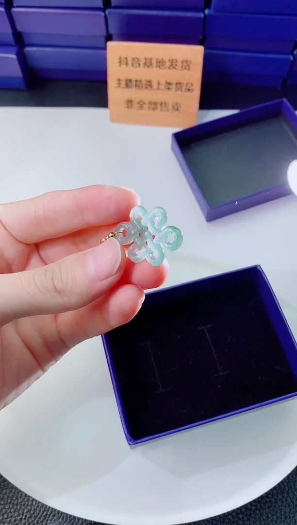 颈饰未镶嵌翡翠    `