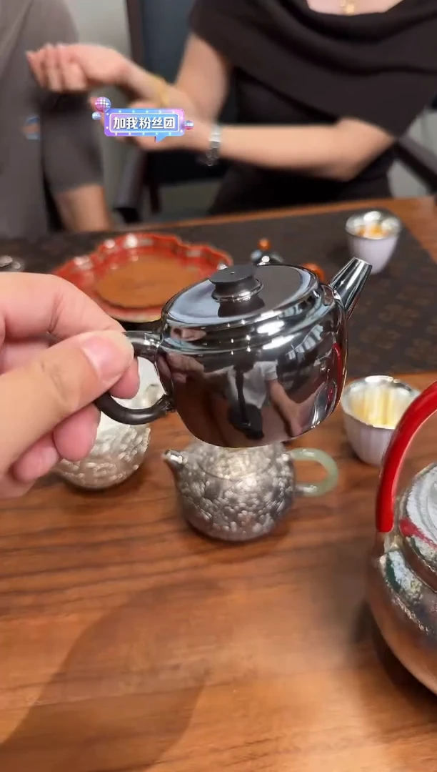 --许****年呆坐 玄紫手敲镜面德馨壶