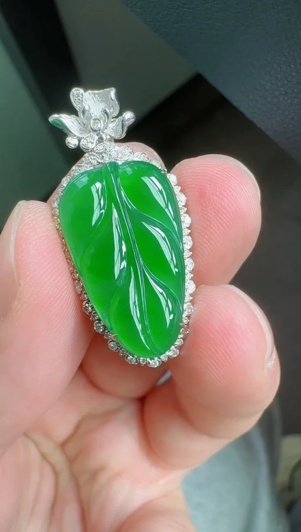 颈饰18K金镶嵌翡翠寄售回流，24小时鉴赏期