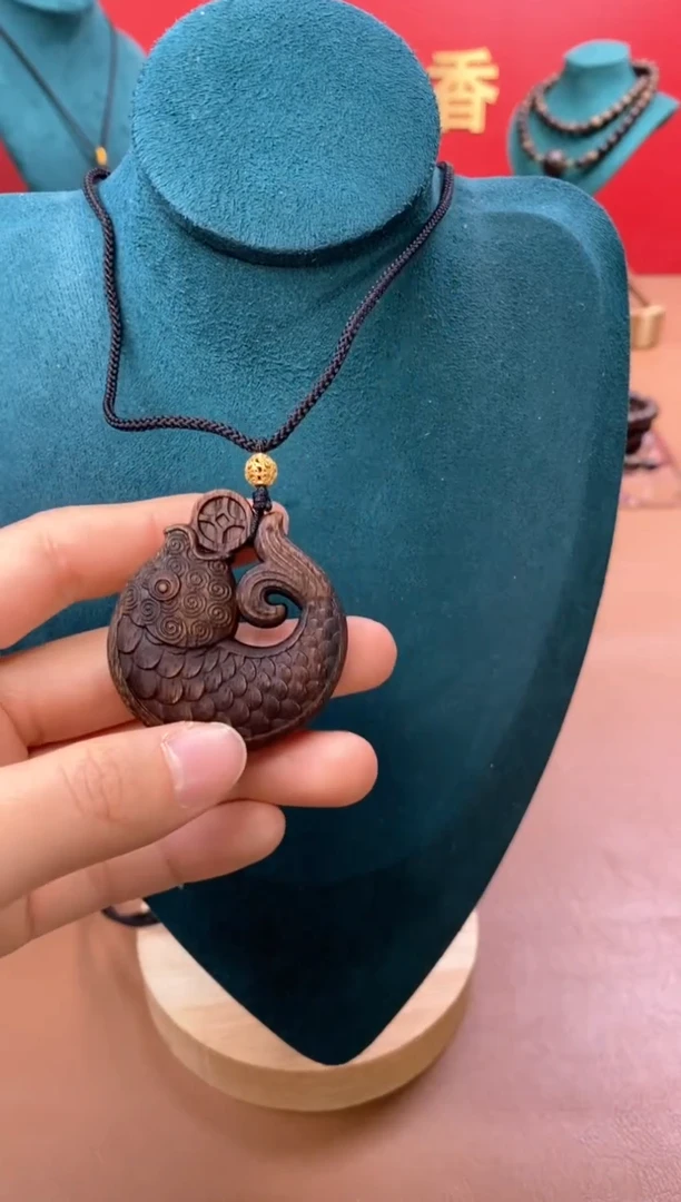 【闪购商品】沉香木手串P顺化紫棋手雕年年有鱼牌