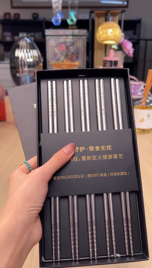 64器态纯钛筷子套盒