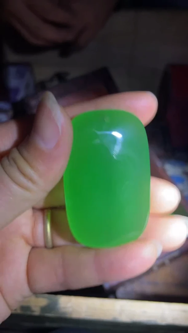 和田玉未镶嵌颈饰苹果绿面包牌1件