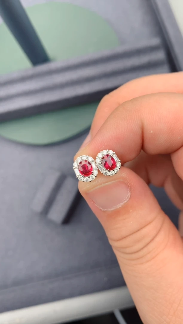 【闪购商品】红宝石耳饰18K金镶嵌80分 红宝石耳钉